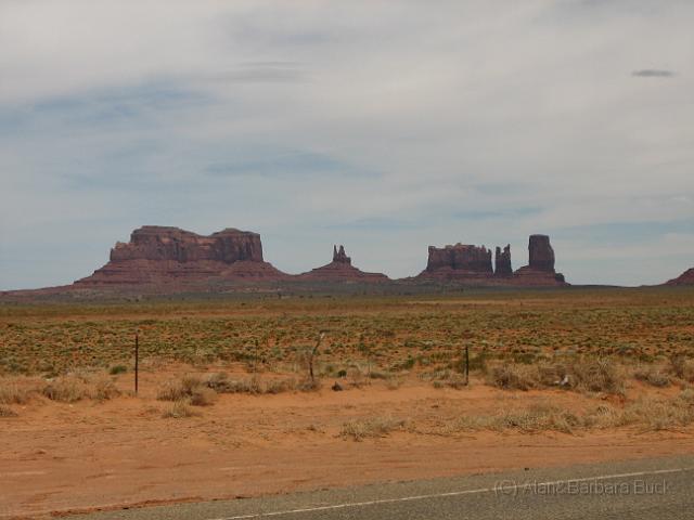 IMG_3693.JPG - Monument valley, a classic scene.